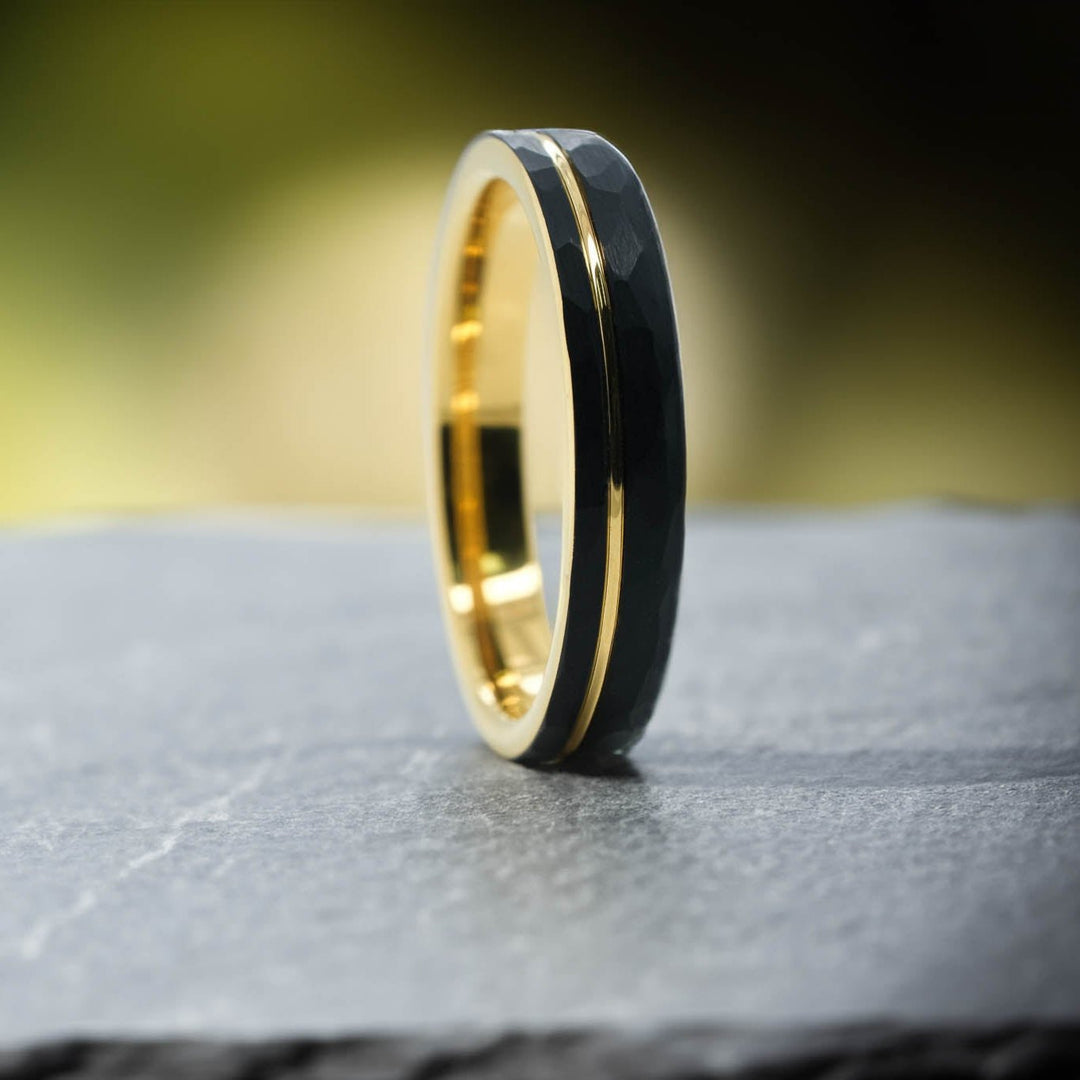 Black Hammered / Yellow Gold Stripe & Interior - 4mm